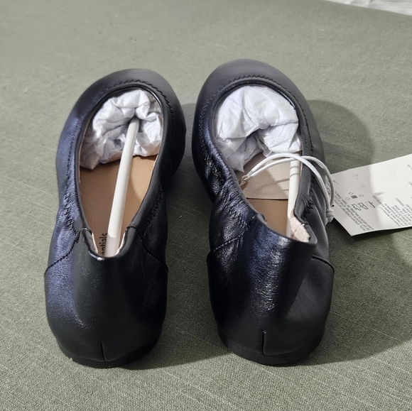 Amazon Essentials Women's Classic Black Flats Loafers - Picture 7 of 9